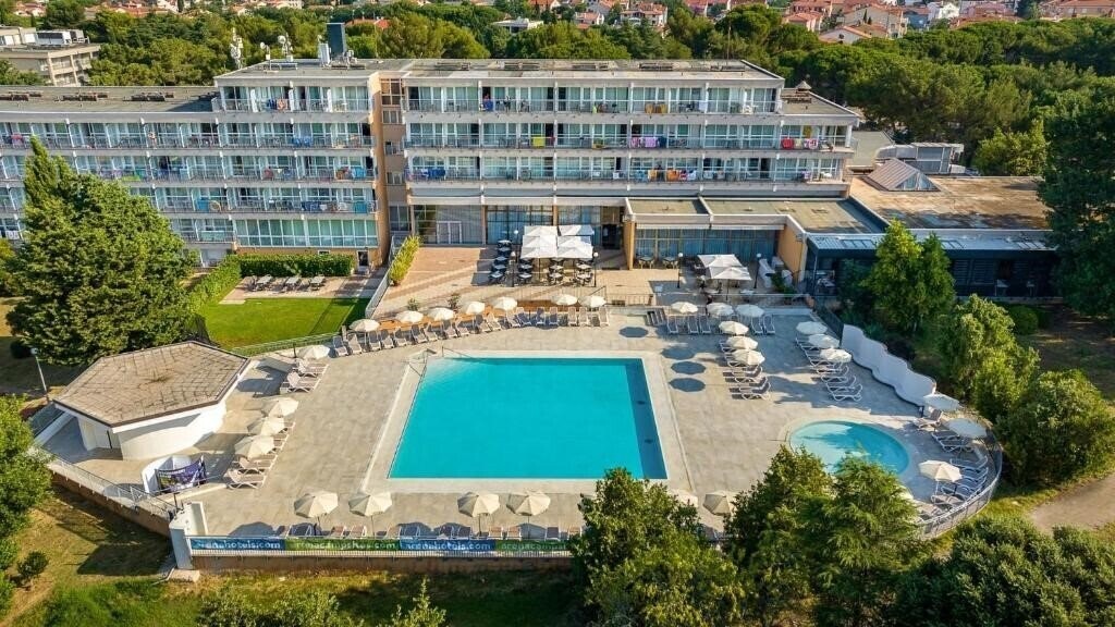 Панорама Arena Hotel Holiday 3*