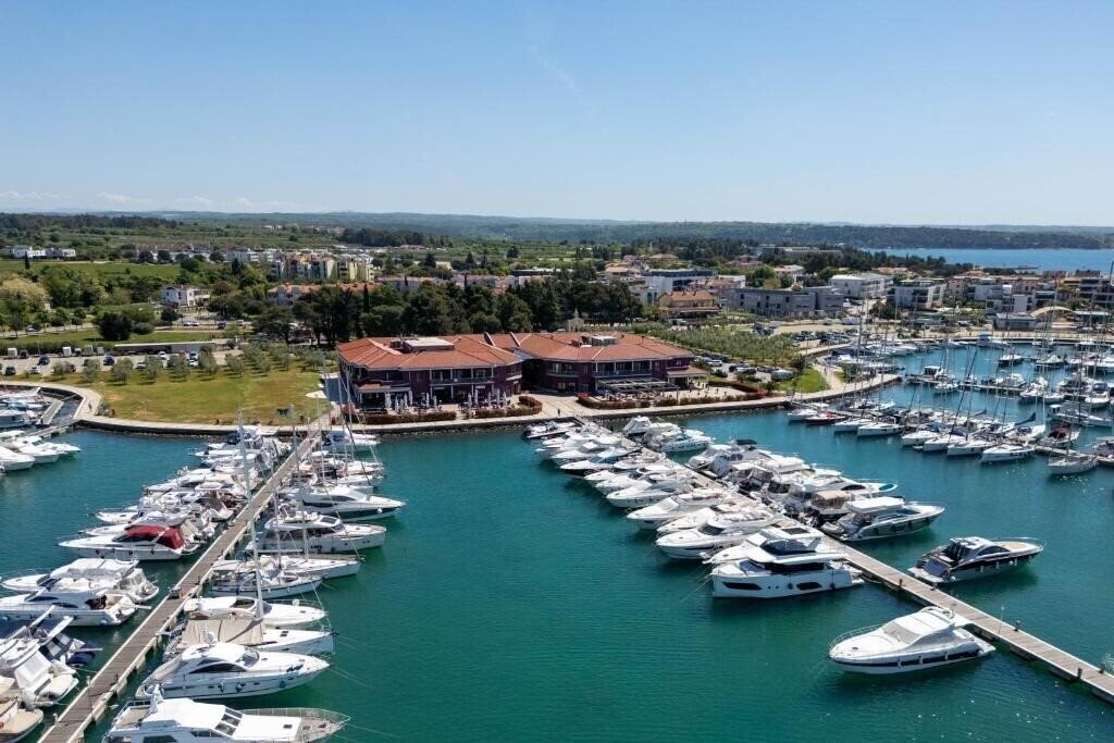 Панорама Nautica Hotel 4*