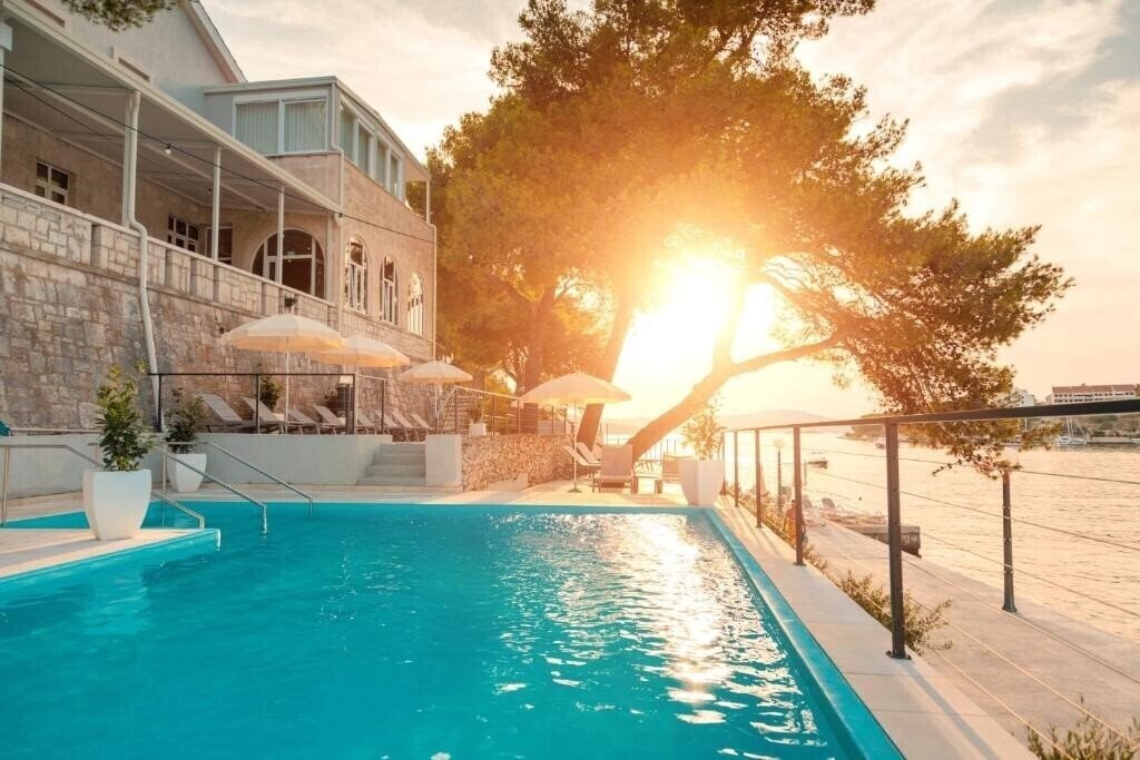 Панорама Hotel Milna 2*