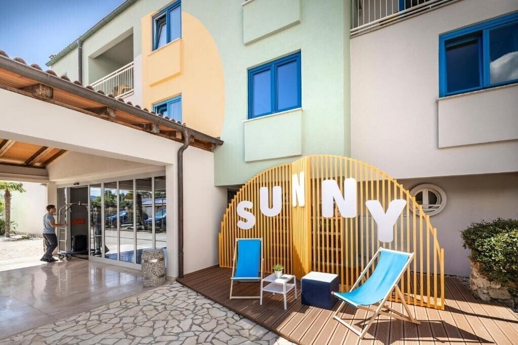 Фотографія Sunny Krk by Valamar (ex. Krk Sunny Hotel, Valamar Koralj Romantic Hotel) 3*