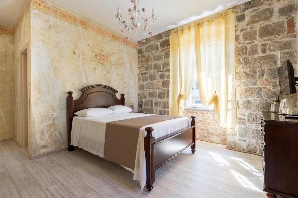 Отель Pietra Rossa Luxury Rooms 4*