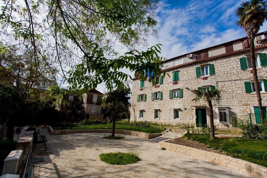 Отель Nirvana Rooms & Apartments 3*