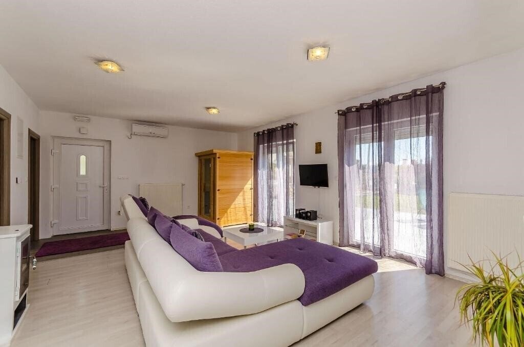 Картинка App & House Christine 3*