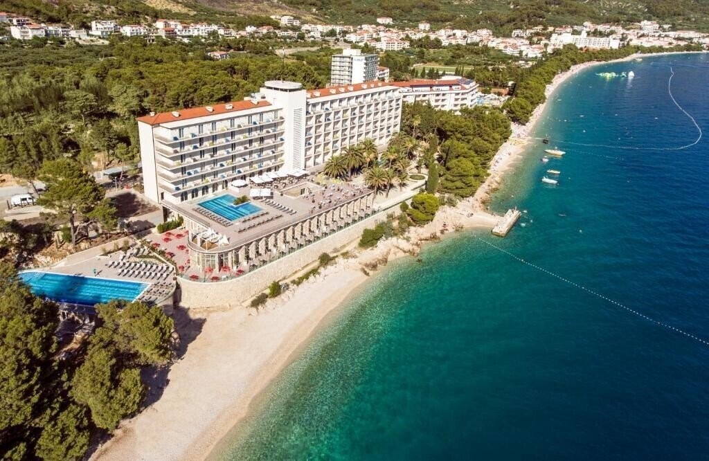 Территория Bluesun Hotel Jadran 5*