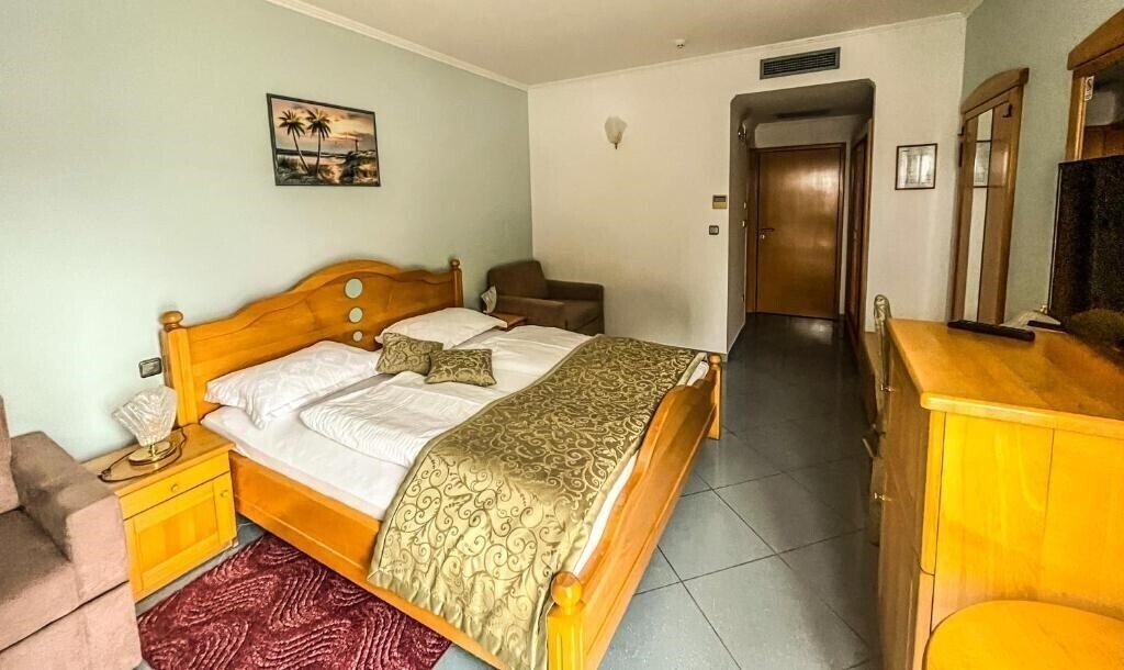 Территория Miramare Hotel 4*