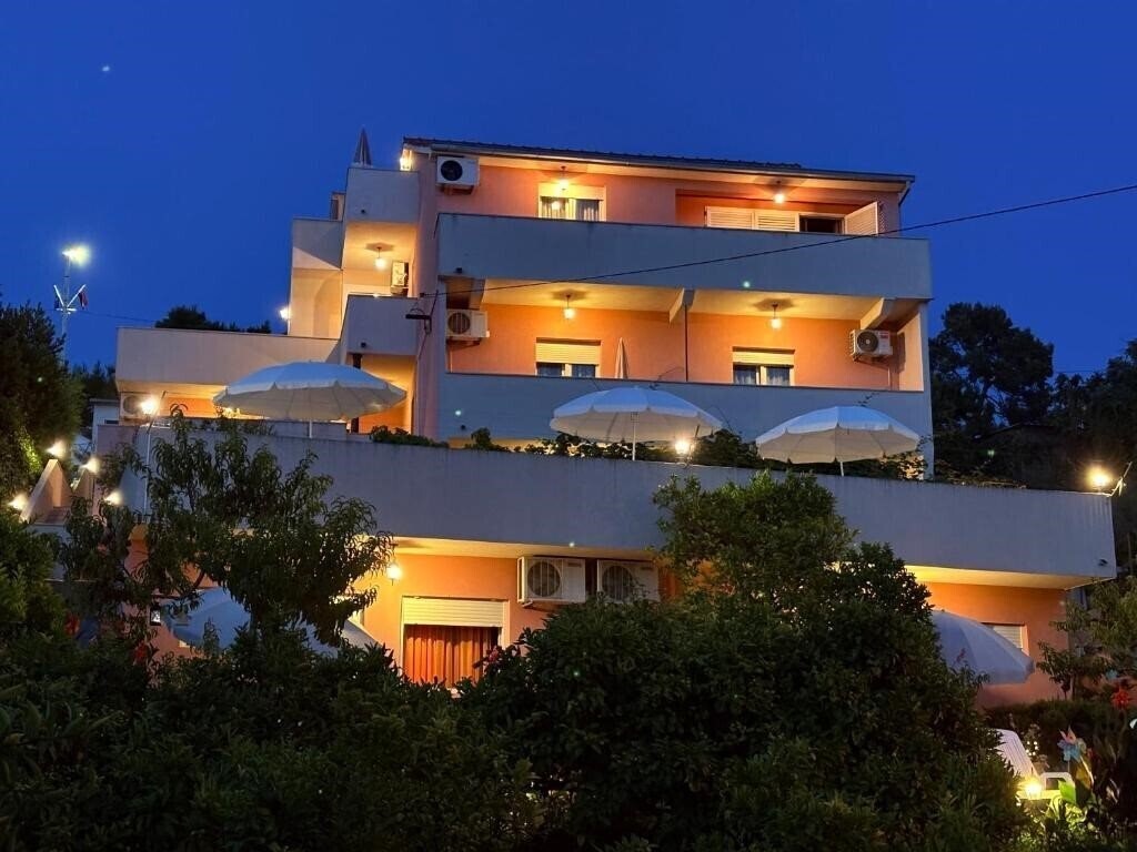 Отель Villa Luketa 3*