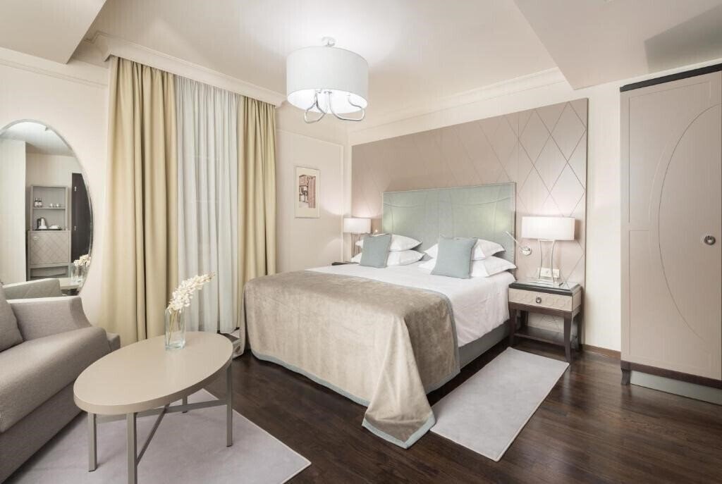 Територія Bastion Hotel 4*