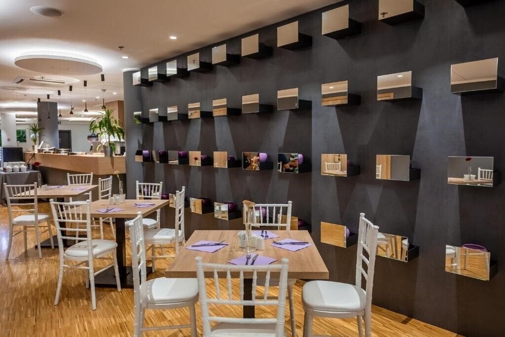 Панорама Academia Hotel 4*