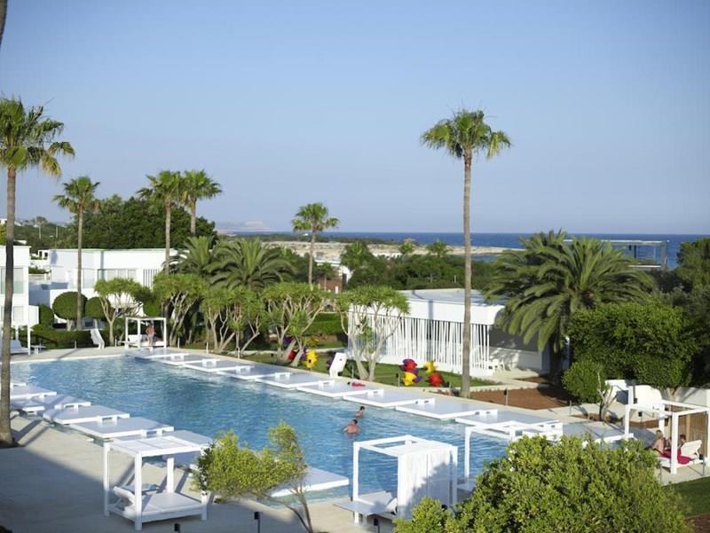 Территория So White Boutique Suites 4*