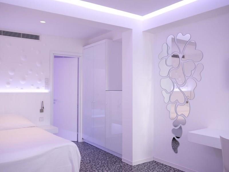 Панорама So White Boutique Suites 4*