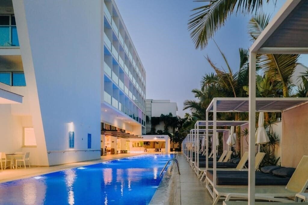 Фотографія Seasons Hotel - Adults Only 14+ 4*