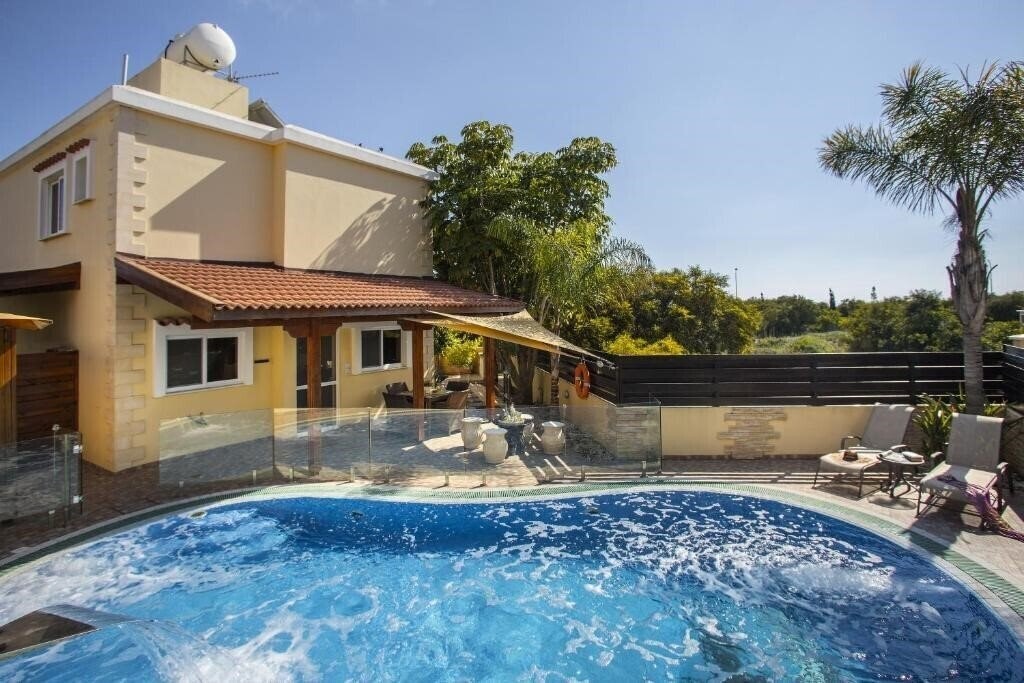 Апартаменти Ayia Napa Tropical Beach Villa 4*