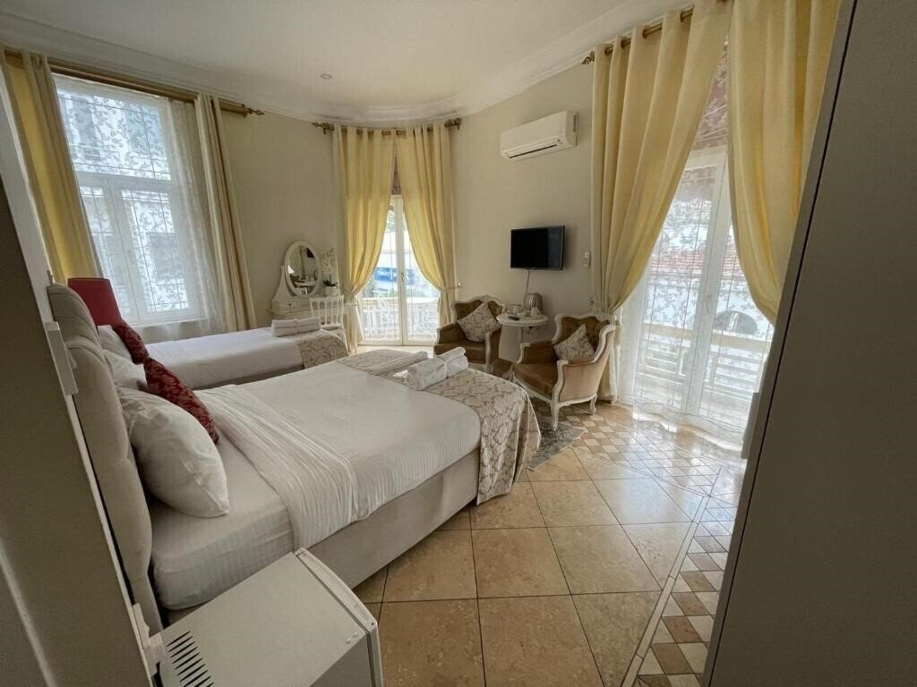 Вид Lords Residence Boutique Hotel 3*