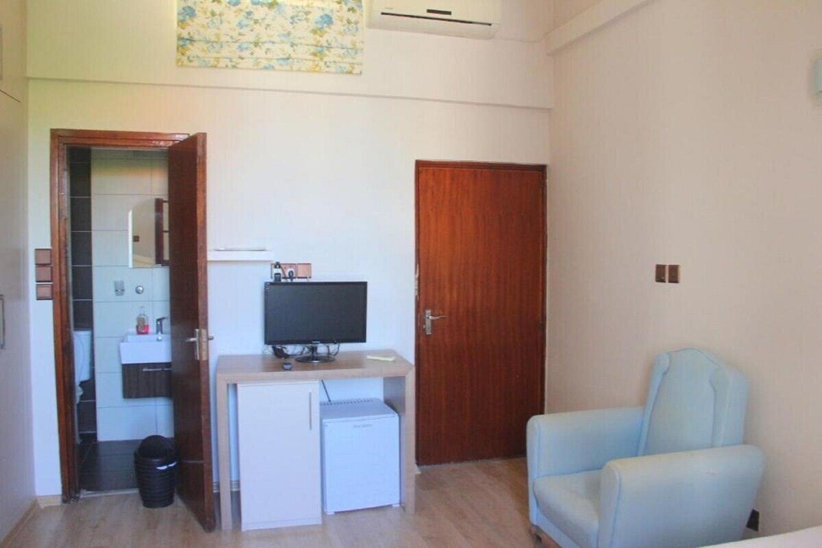 Апартаменти Breeze Flora Hotel 2*