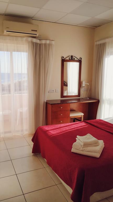 Территория Mackenzie Beach Hotel 3*