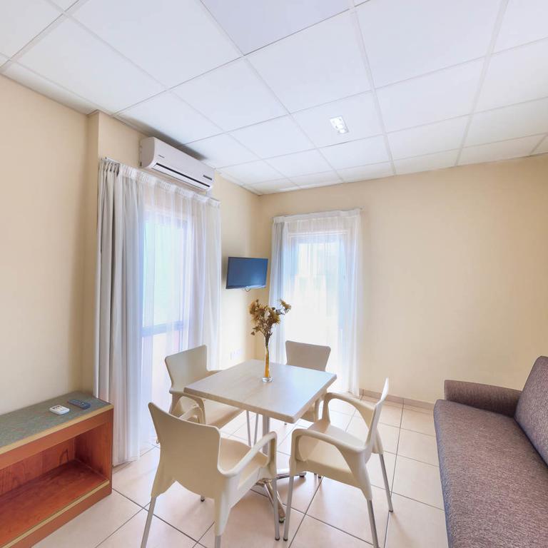 Апартаменты Mackenzie Beach Hotel 3*