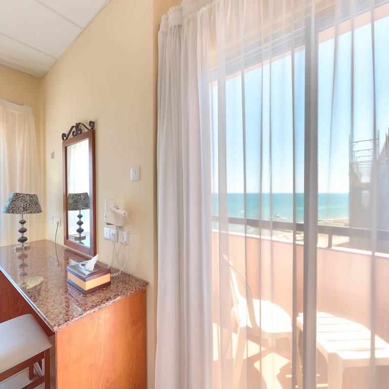 Панорама Mackenzie Beach Hotel 3*