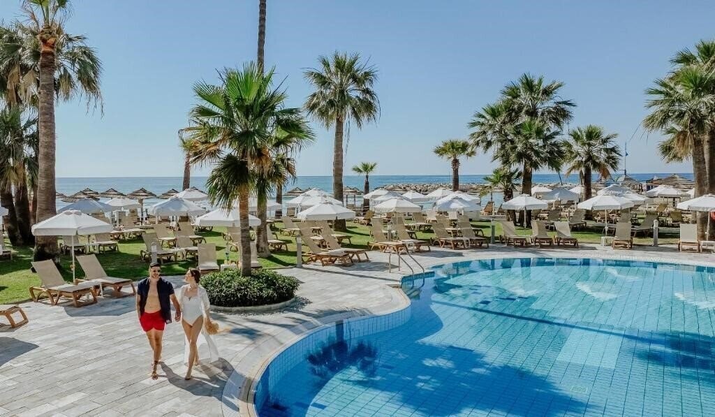 Готель Golden Bay Beach Hotel 5*
