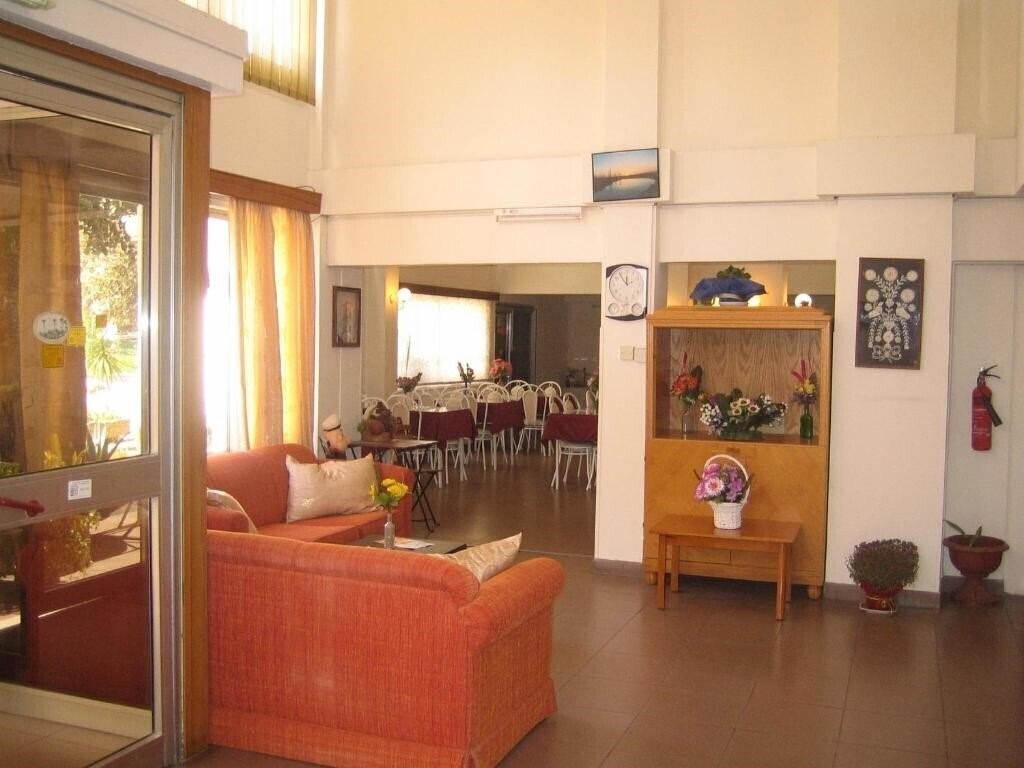 Територія Onisillos Hotel Larnaca 2*