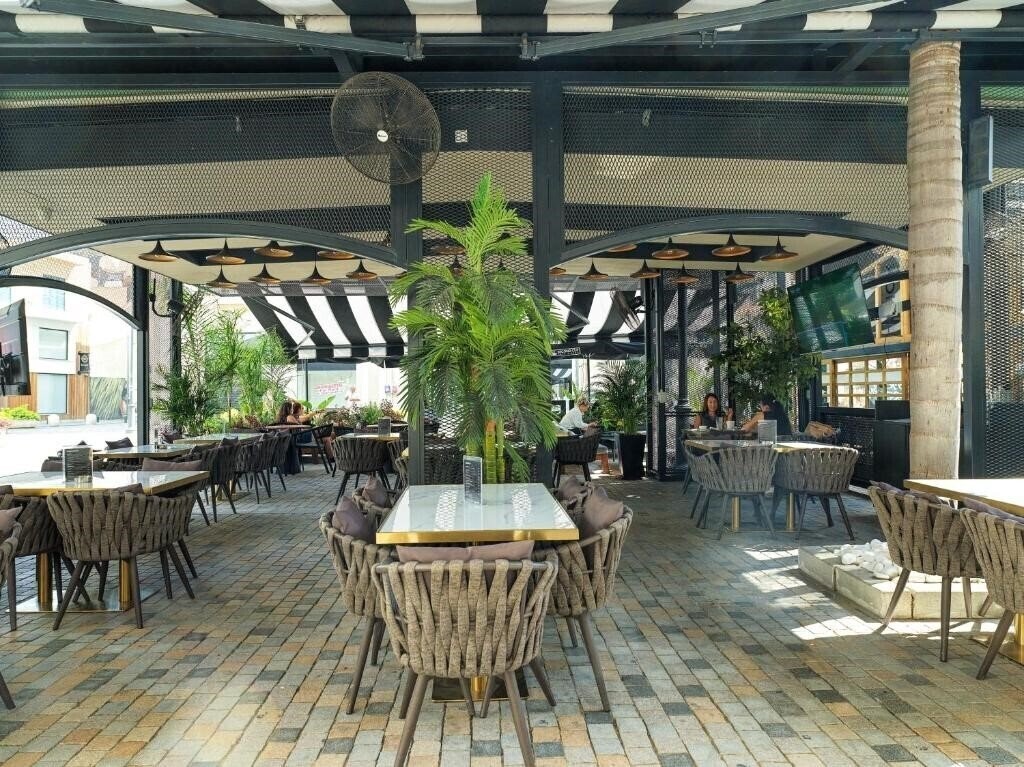 Панорама Leonardo Boutique Larnaca отель без категории