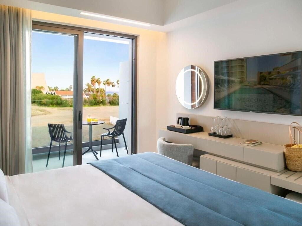 Апартаменты Mercure Larnaca Beach Resort 4*