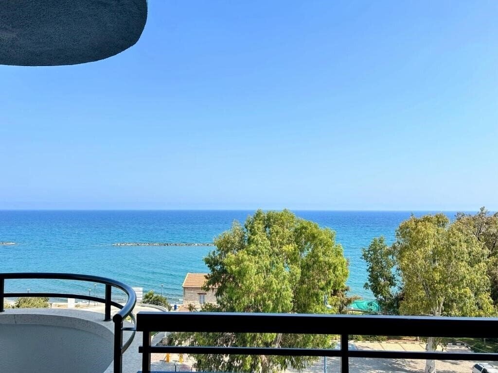 Територія Pigeon Beach Hotel Apartments 2*