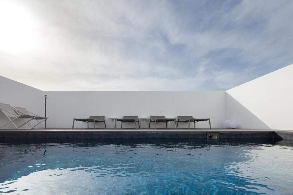 Фотографія Alinea Suites Limassol 3*