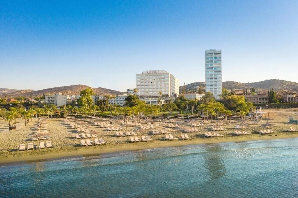 Готель St. Raphael Resort & Marina 5*