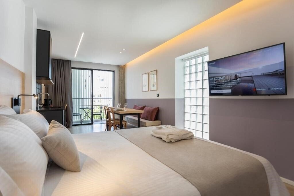 Готель Alinea Urban Saripolou Square 4*