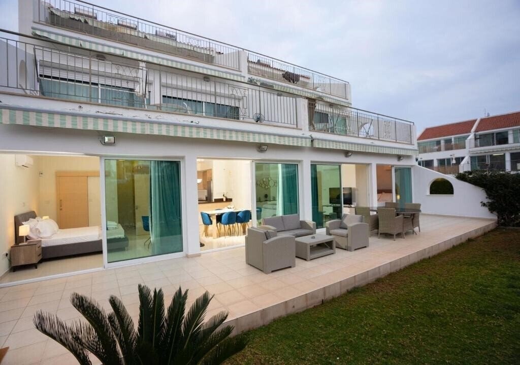 Отель Bayview Gardens 4*