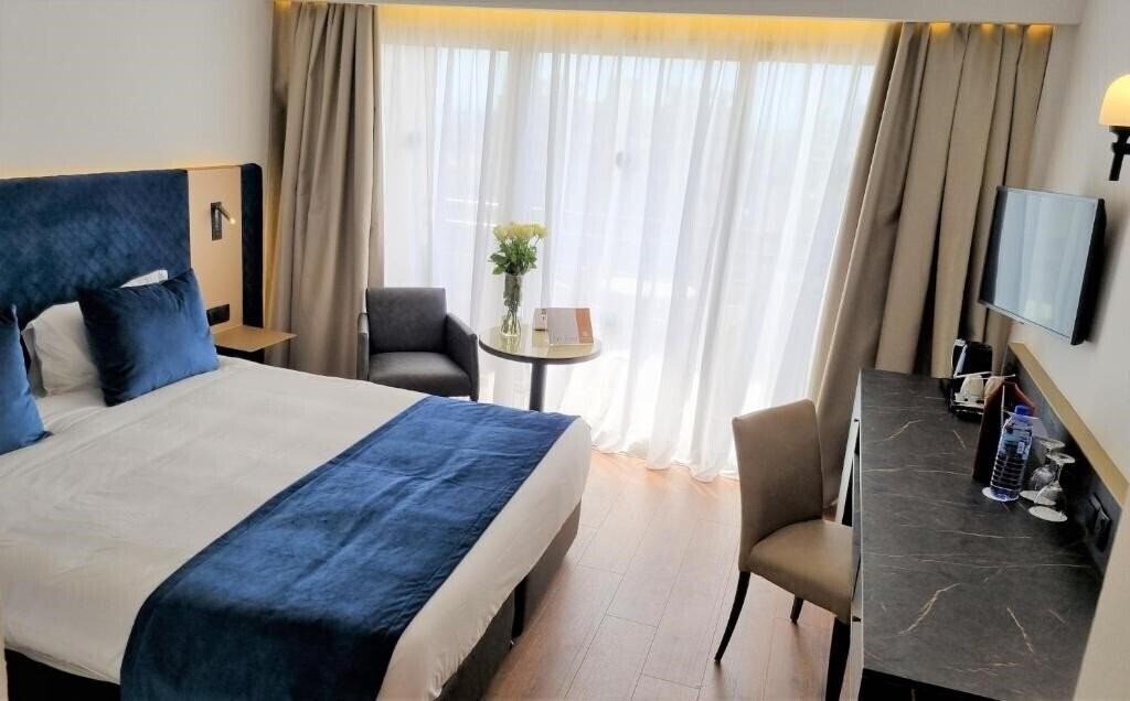 Панорама Ajax Hotel 4*