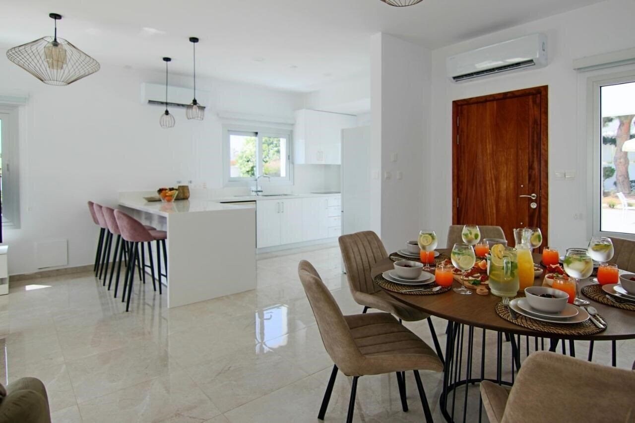 Панорама Phaedrus Living: Luxury Villa Ellison 4*