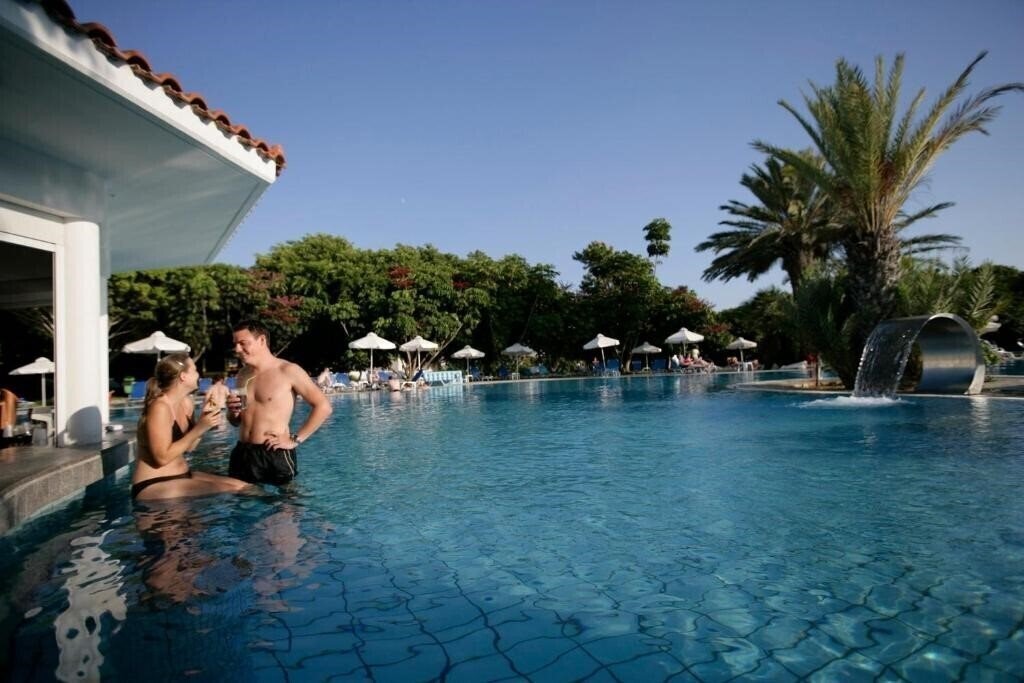 Апартаменти Avanti Hotel 4*