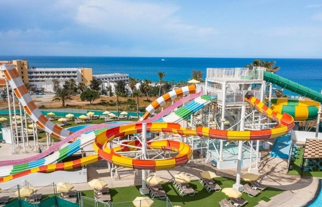 Апартаменти Leonardo Laura Beach & Splash Resort 4*