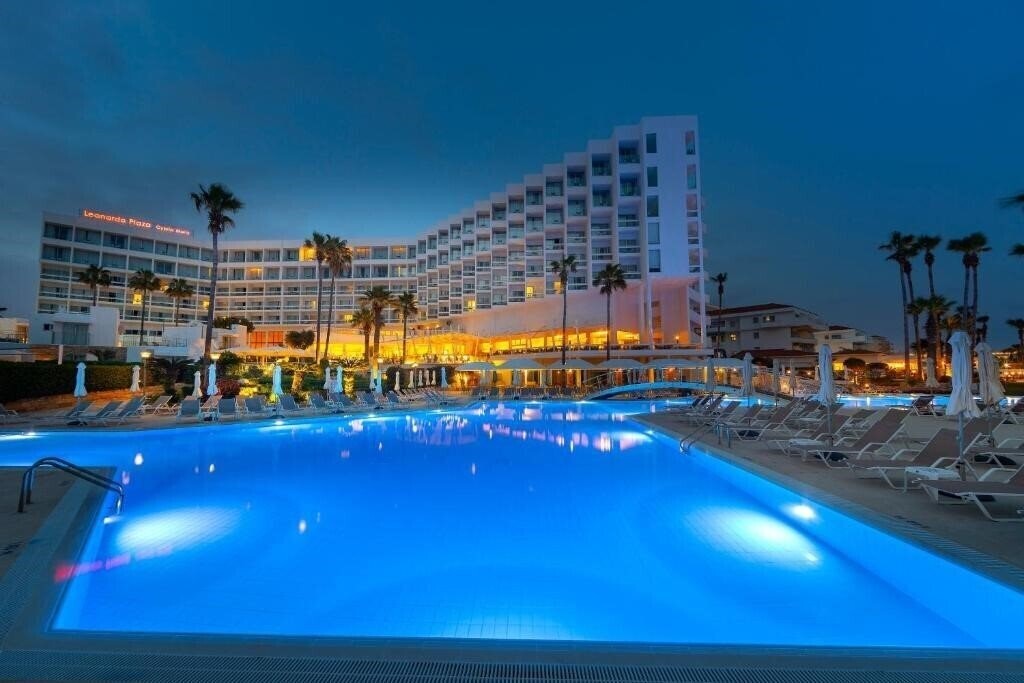 Отель Leonardo Plaza Cypria Maris Beach Hotel & SPA 4*