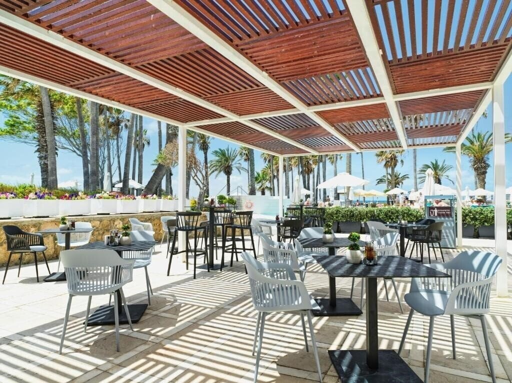 Вид Leonardo Plaza Cypria Maris Beach Hotel & SPA 4*