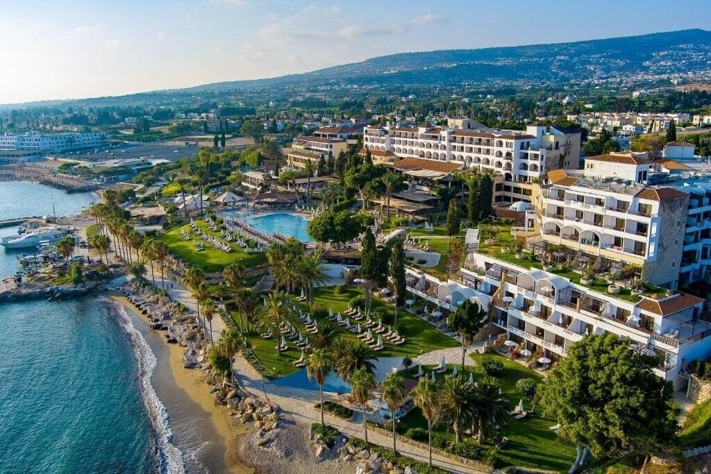 Готель Coral Beach Hotel & Resort 5*