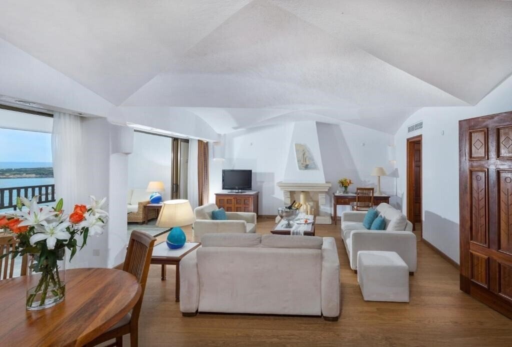 Фотографія Coral Beach Hotel & Resort 5*