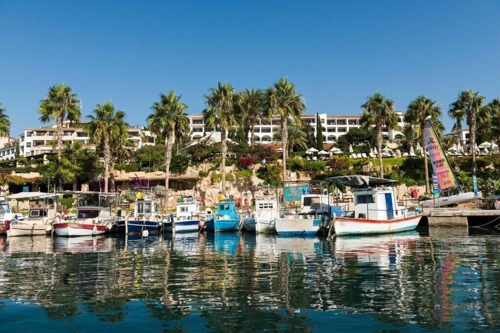 Панорама Coral Beach Hotel & Resort 5*