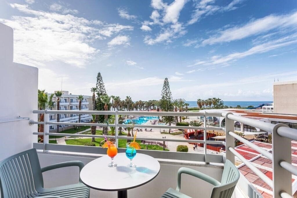 Апартаменти Louis Phaethon Beach 4*