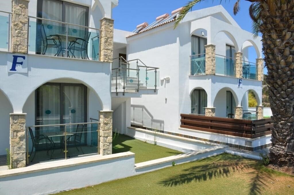 Апартаменти Latchi Escape Hotel & Suites 3*