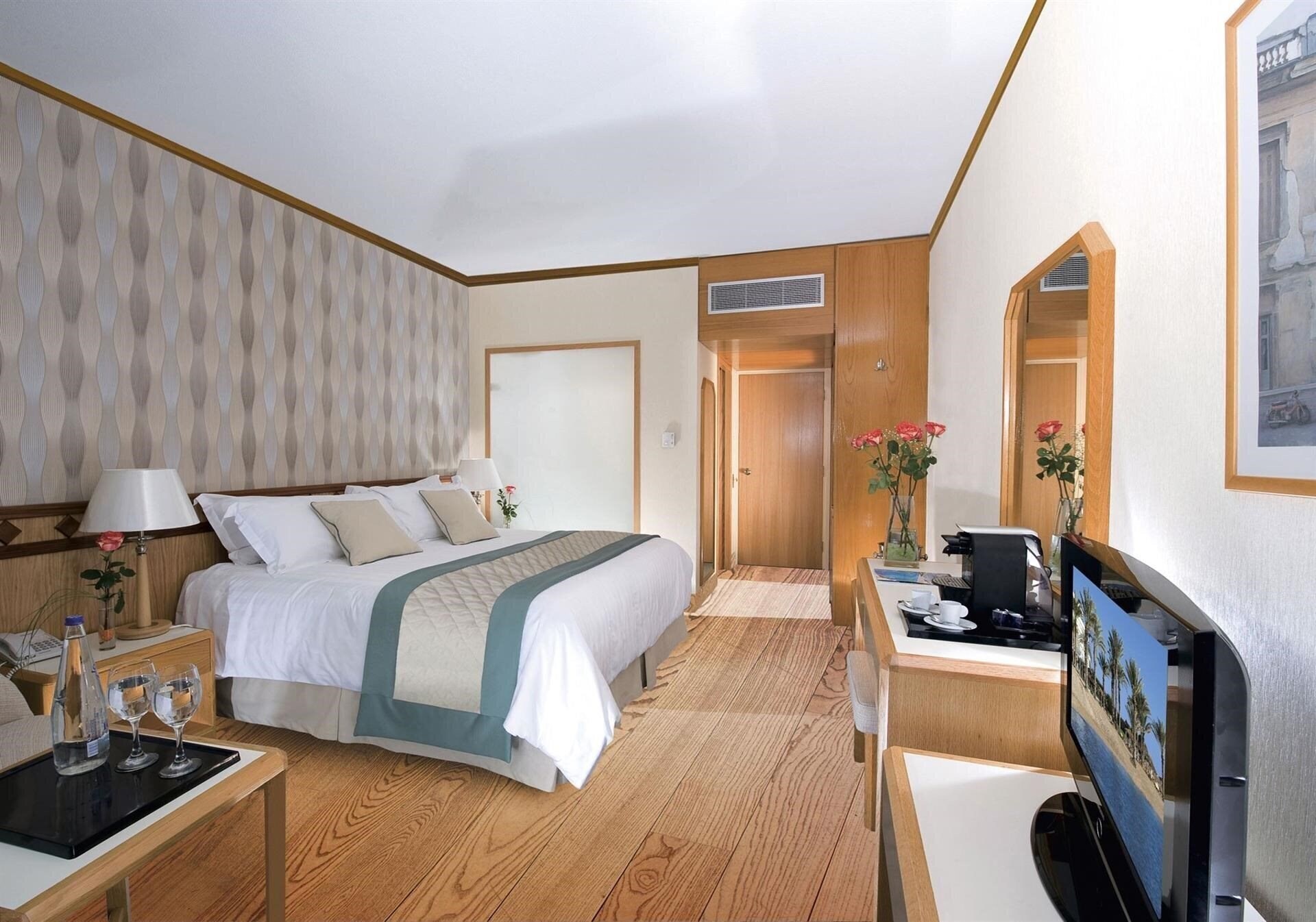 Апартаменти Constantinou Bros Pioneer Beach Hotel 4*