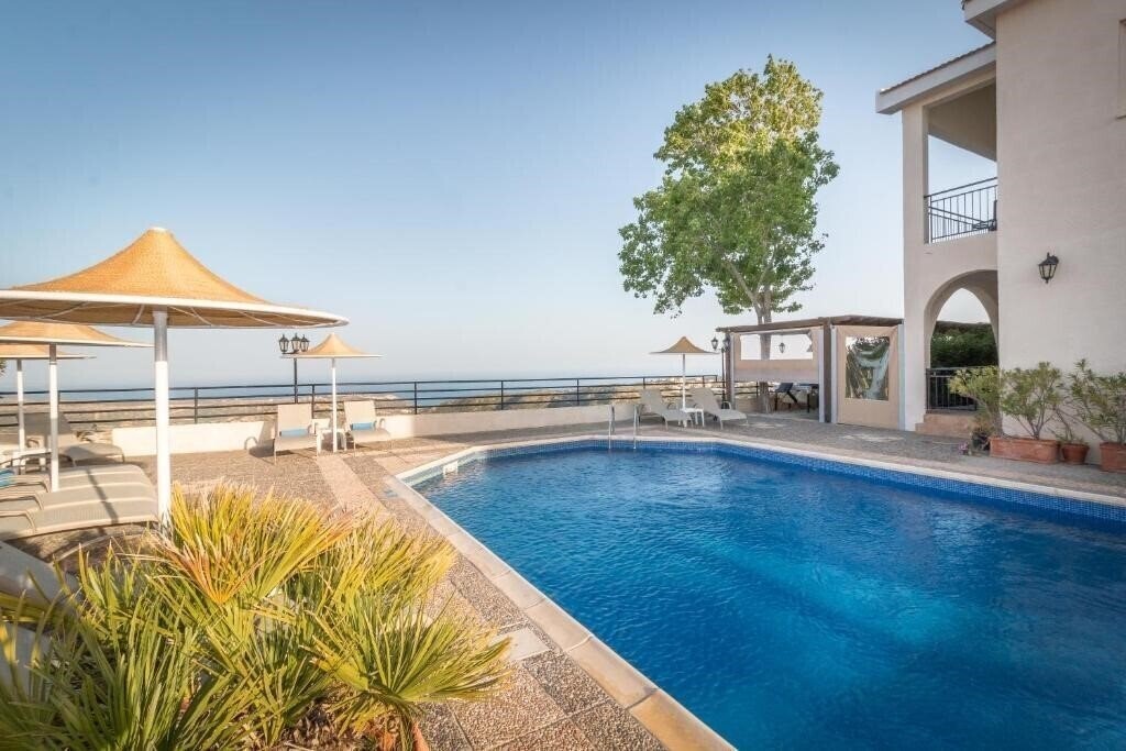 Отель Hill View Restaurant & Apartments 3*