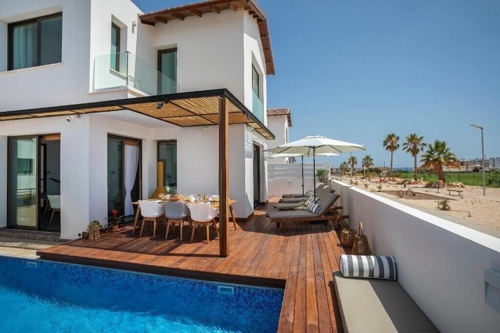 Територія Louis Chris Le Mare Villa вилла
