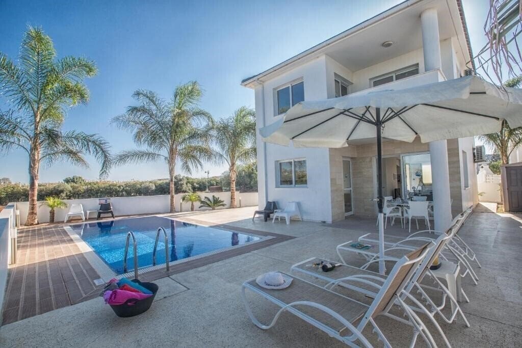 Готель Flouressia Gardens & Villas 2*