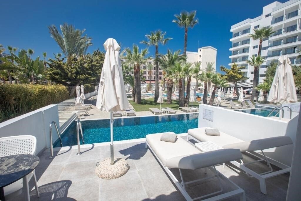 Панорама Bohemian Gardens Hotel 4*