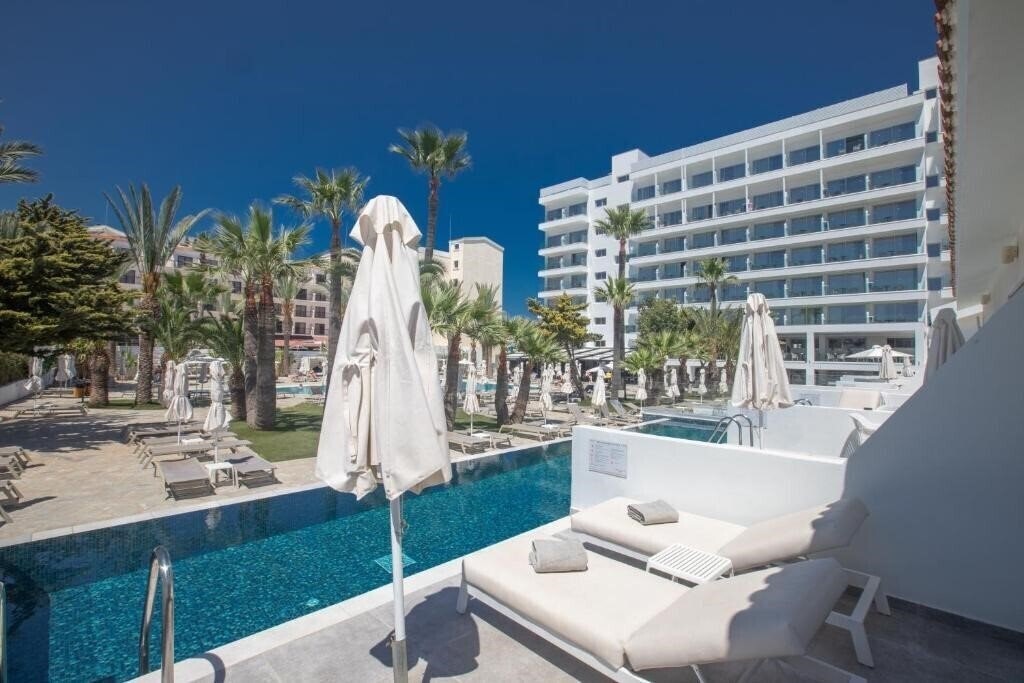 Картинка Bohemian Gardens Hotel 4*