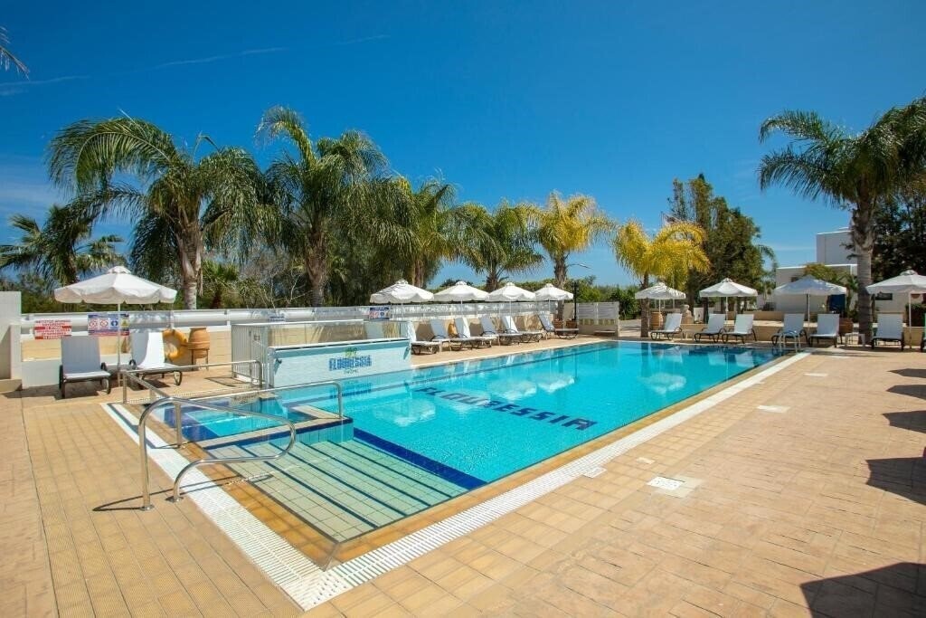 Апартаменти Flouressia Gardens 3*