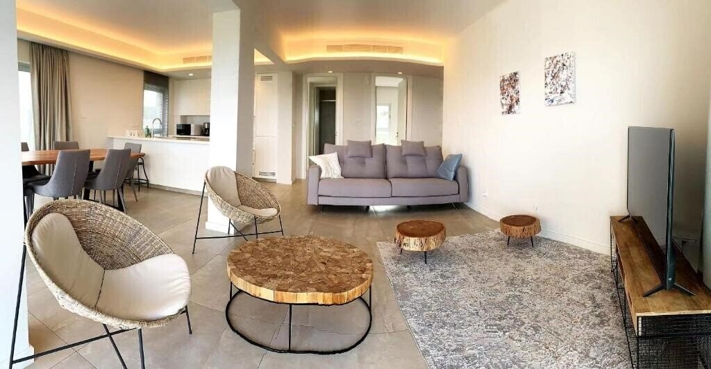 Апартаменти Emerald Bay Suites 4*