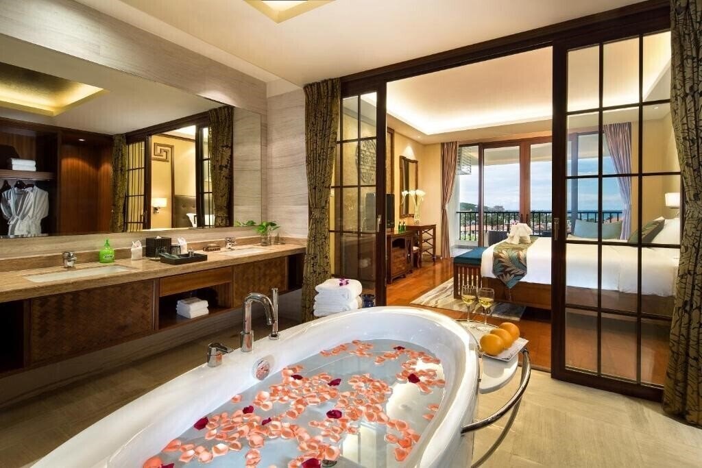 Вид Luhuitou State Guesthouse & Resort 3*